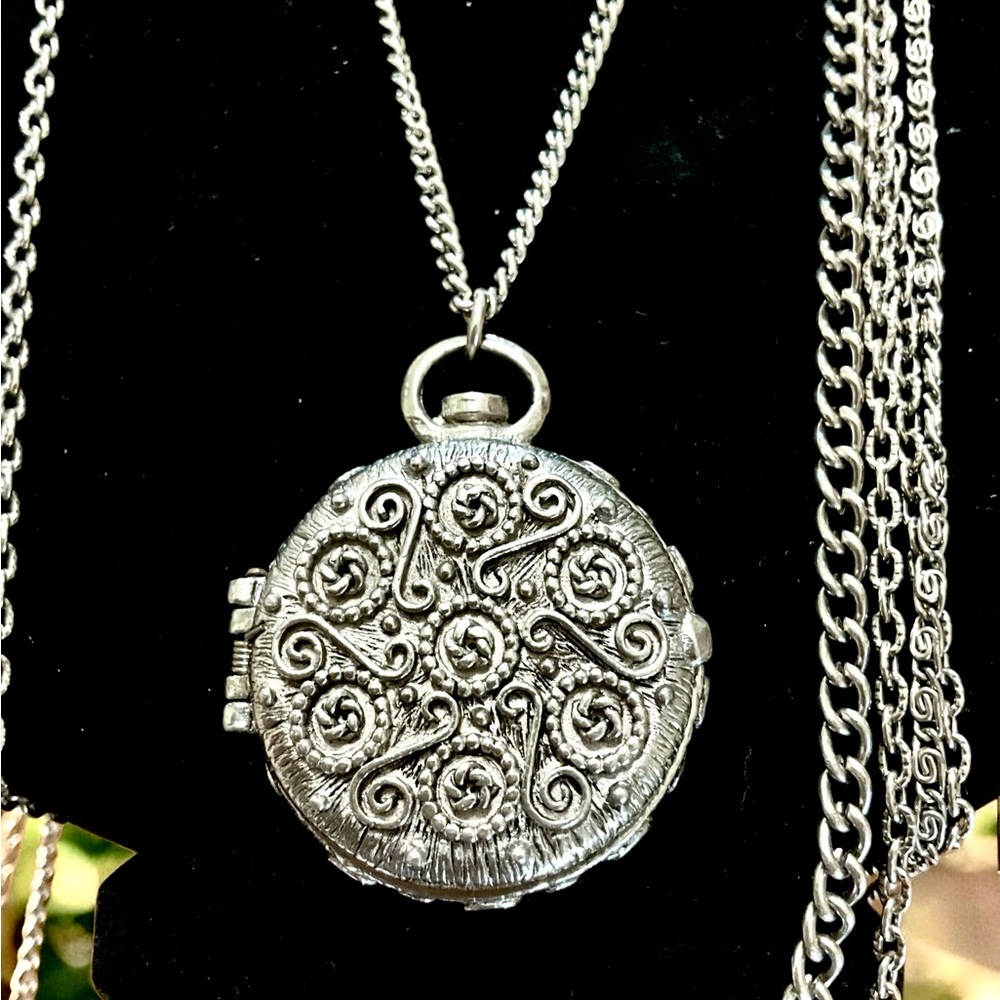 Vintage Silver Tone Multi Strand Chain Locket Necklace 25” Intricate Design - Picture 4 of 4